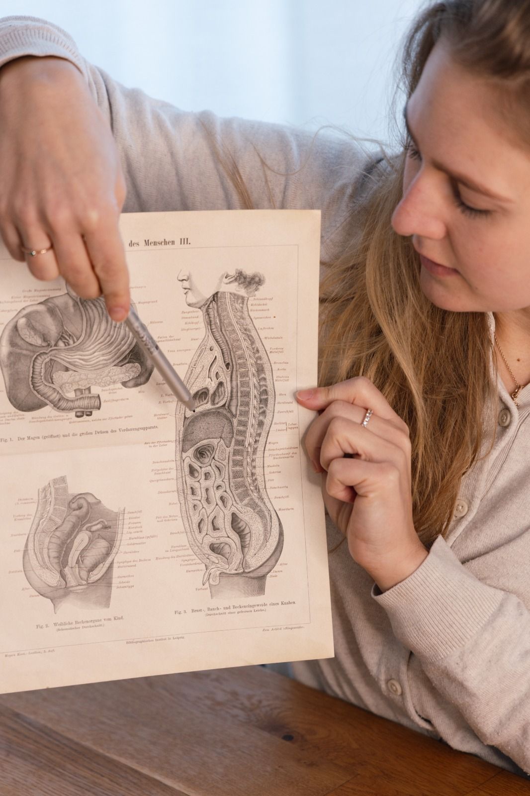 Frau mit Bauchschmerzen, bei Reizdarm oder SIBO kann Ernährungstherapie helfen